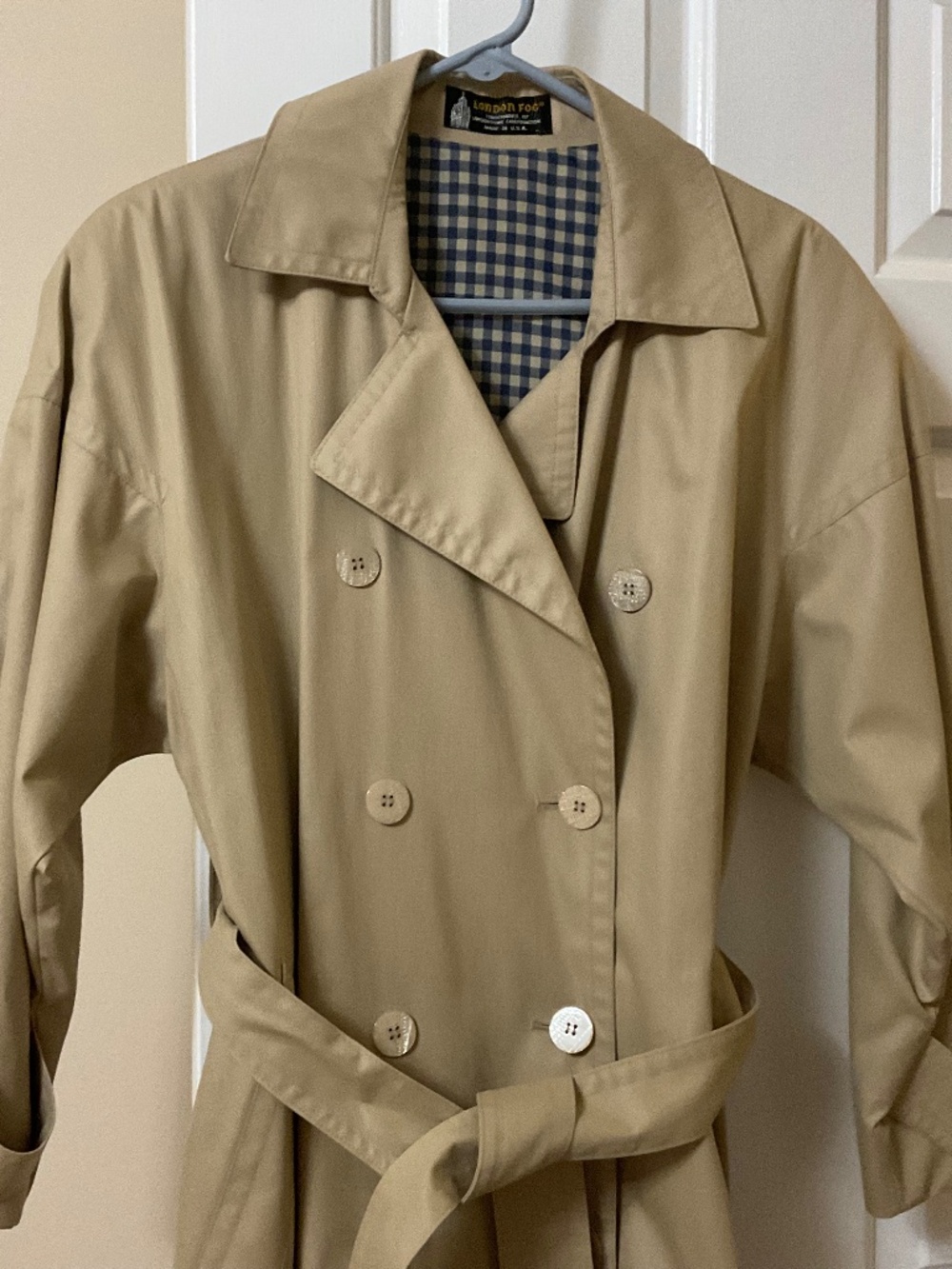 Women's London Fog Khaki Trench Coat size 8 Pet. Excellent
